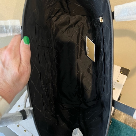 Michael Kors 3-piece Set - Skyline Collection - Picture 5 of 11